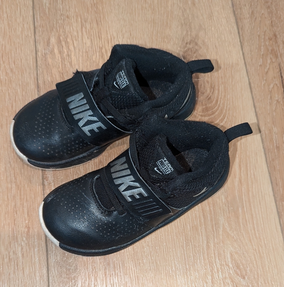 Nike Team Hustle D8 Toddlers Shoes Black Sneakers Size 10C Boys